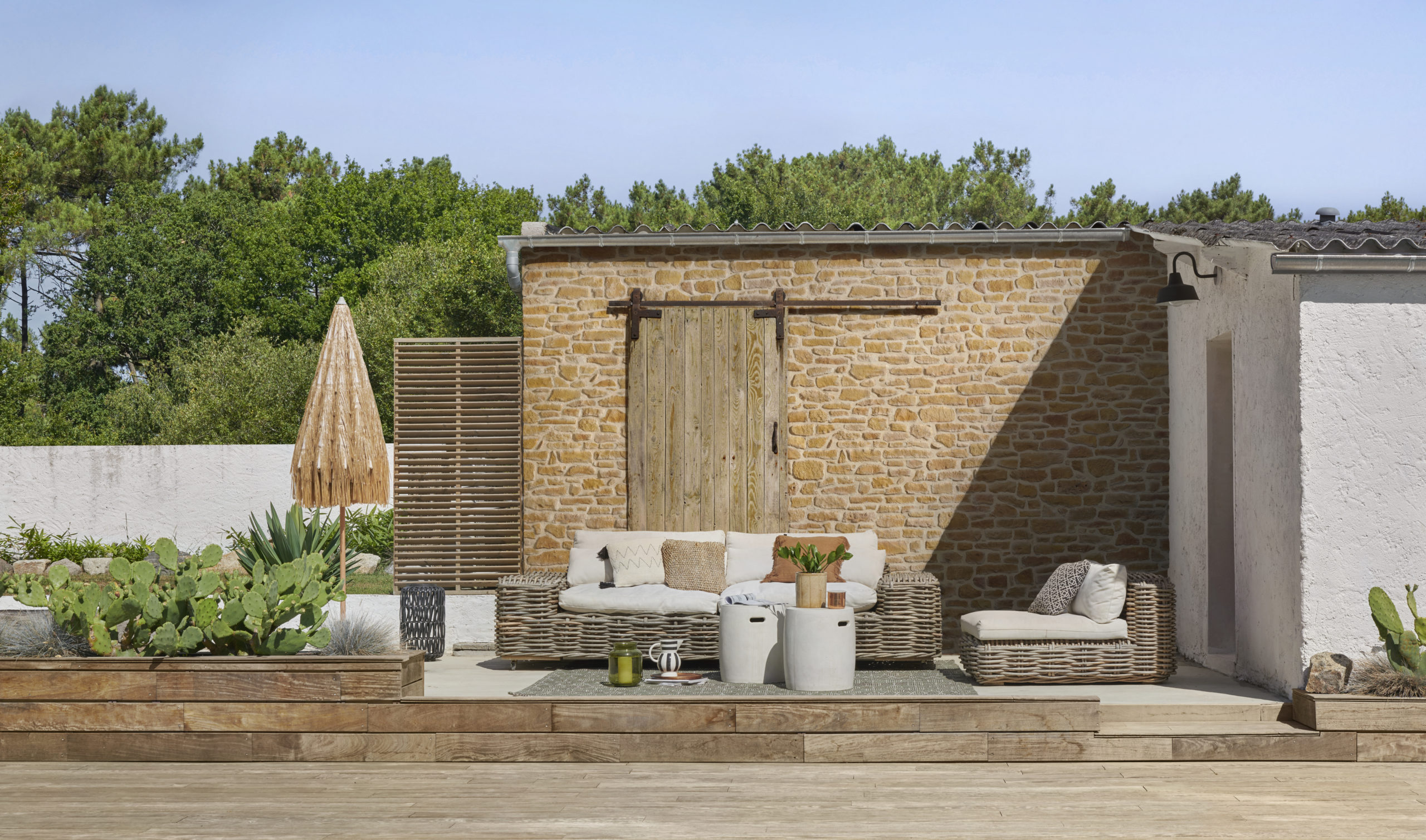 Petit coin de détente avec espace de rangement de jardin habillé en parement CAUSSE ton beige doré