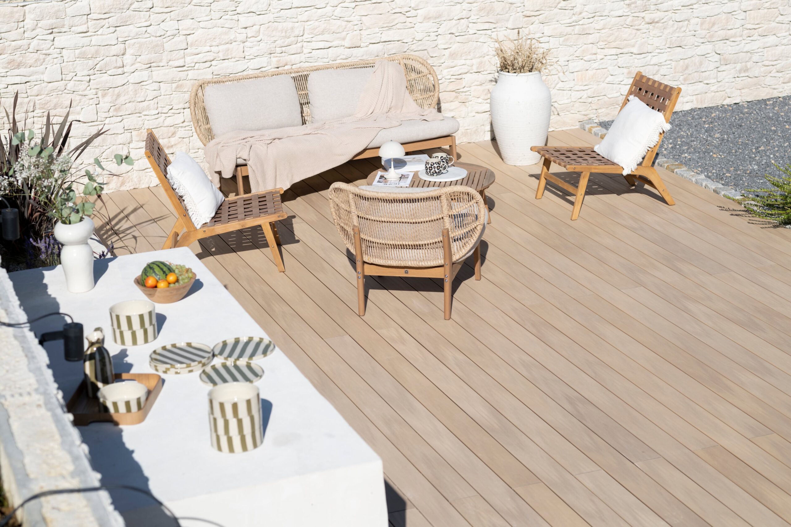 Terrasse et cuisne d'été décorée avec un mur en parement en pierre PORTLAND ORSOL